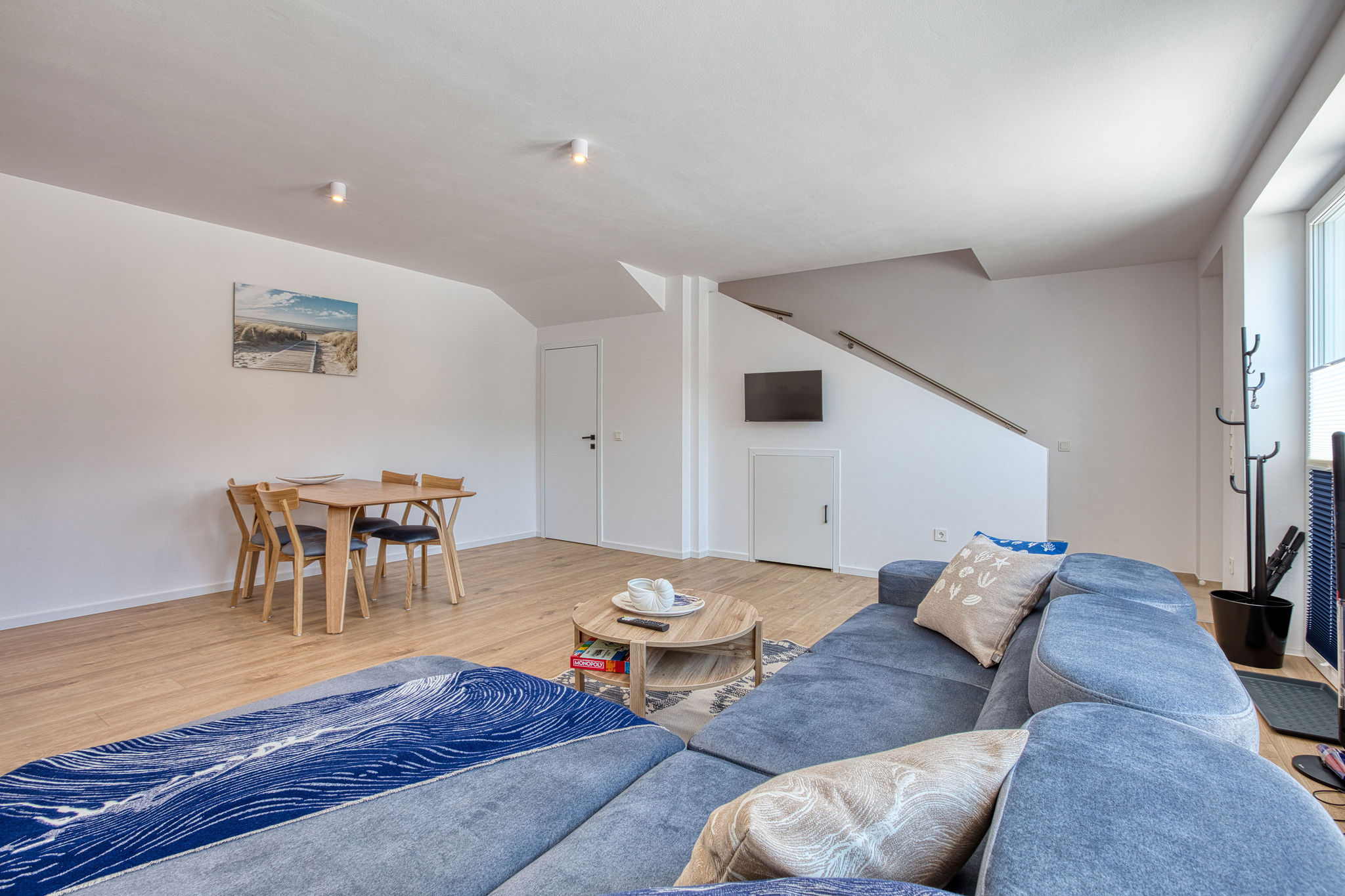 Luksusowy salon z jadalnią w apartamencie premium Villa Supreme Łeba – przestronne wnętrze, nowoczesny design, idealne noclegi nad morzem.